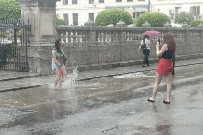 Sicilia – Forte pioggia su Palermo, foto turisti nelle strade allagate