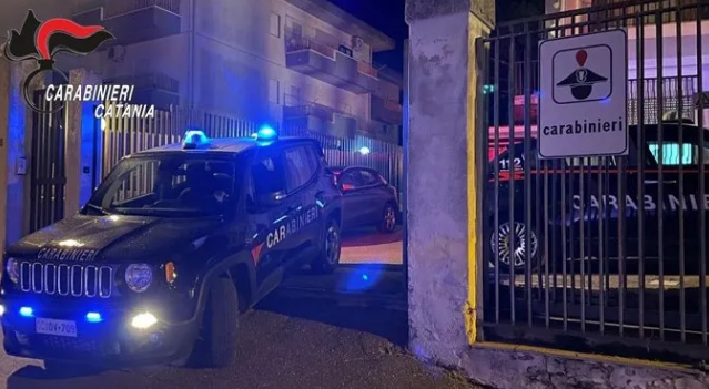 Aggredisce la compagna davanti ai figli minorenni, arrestato 33enne a Mirabella Imbaccari nel Catanese