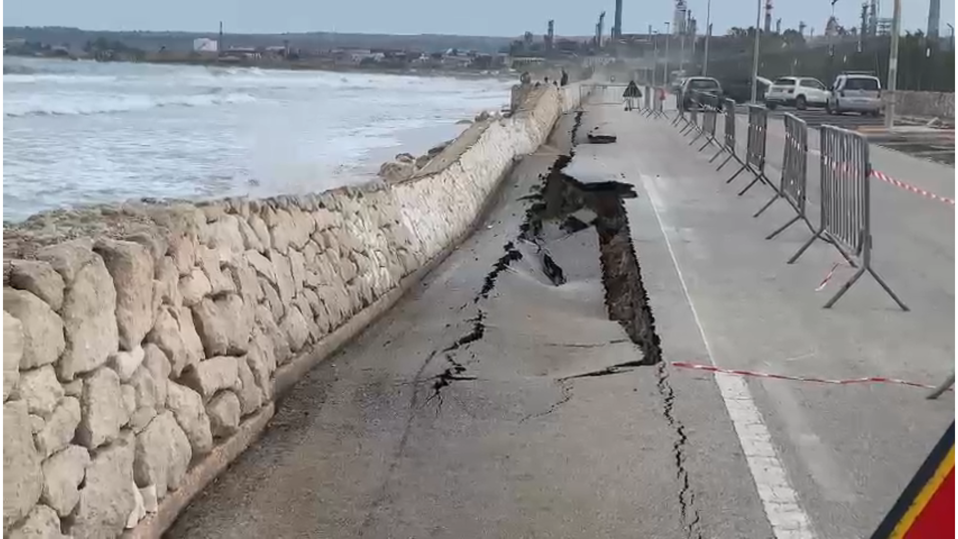 Mareggiata: asfalto crollato a Marina di Priolo – Video