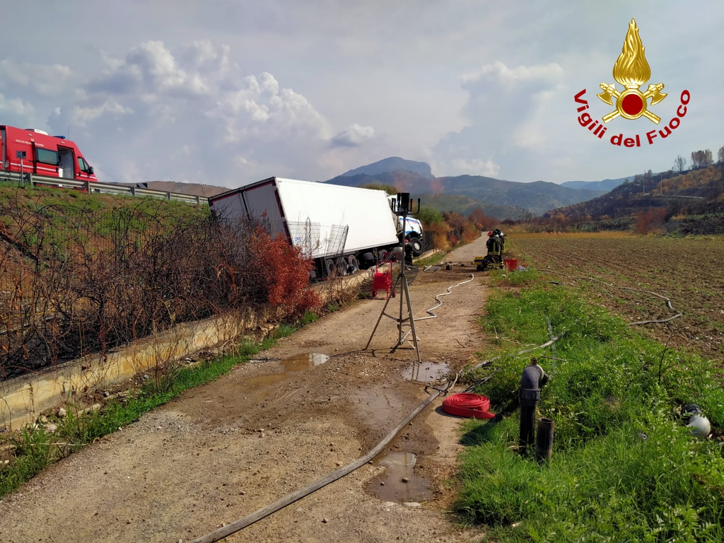 Tir alimentato a GNL sull’autostrada A19, intervenute tre squadre dei vigili del fuoco, con nucleo NBCR  – Video