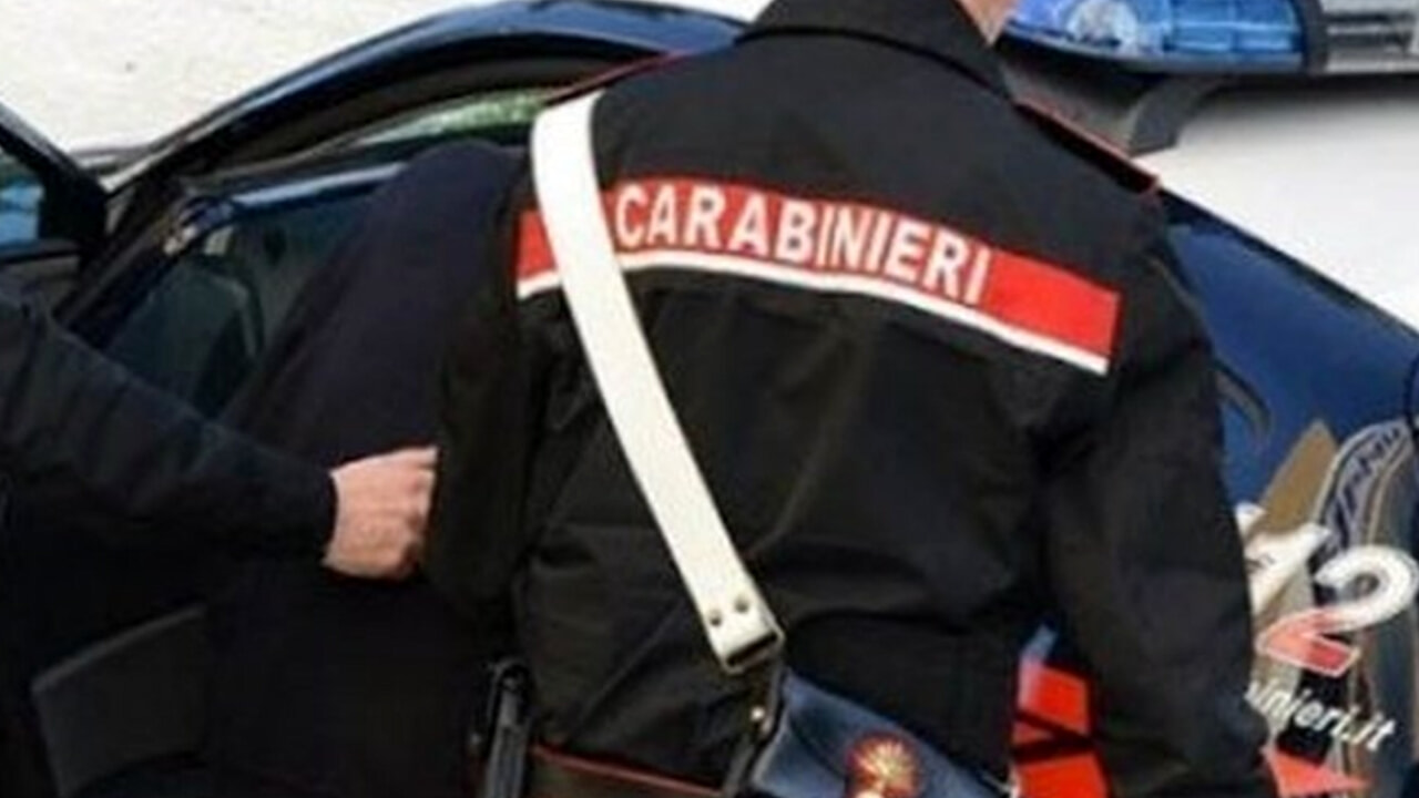 Picchia il marito dopo una lite e gli incendia i vestiti, arrestata 54enne