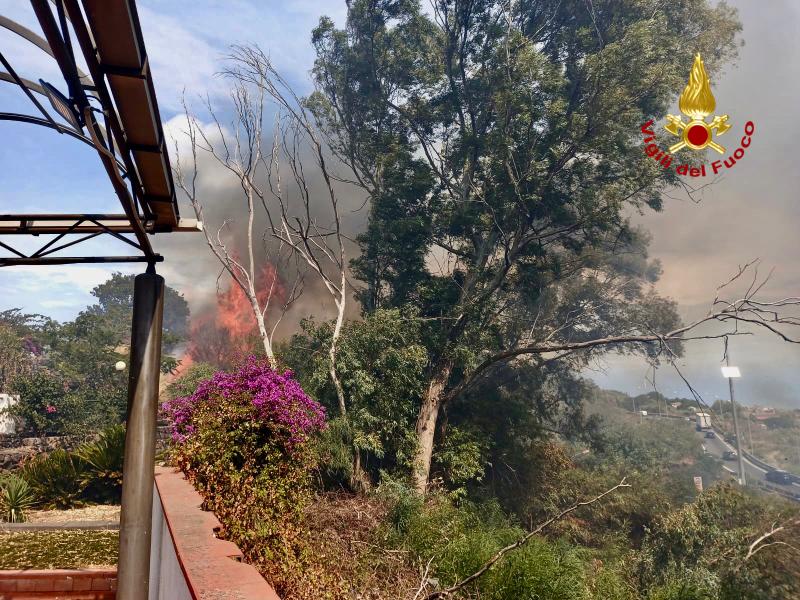 I Vigili del Fuoco impegnati a Catania,  per lo spegnimento di incendi di vegetazione e sterpaglie