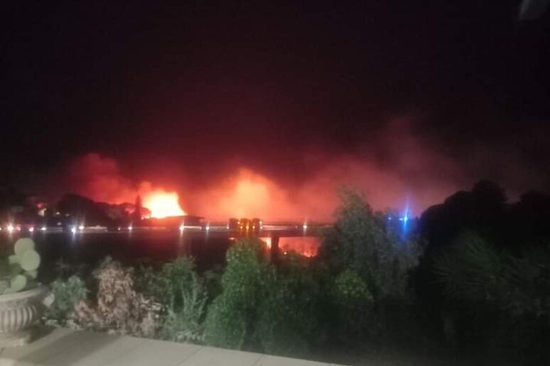 Notte di incendi nel Palermitano, fiamme minacciano case, spente a Casteldaccia questa mattina le ultime fiamme