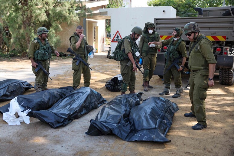 Medio oriente – ‘In un kibbutz uccisi 40 bimbi, alcuni sono stati decapitati’ Israele colpisce il porto di Gaz