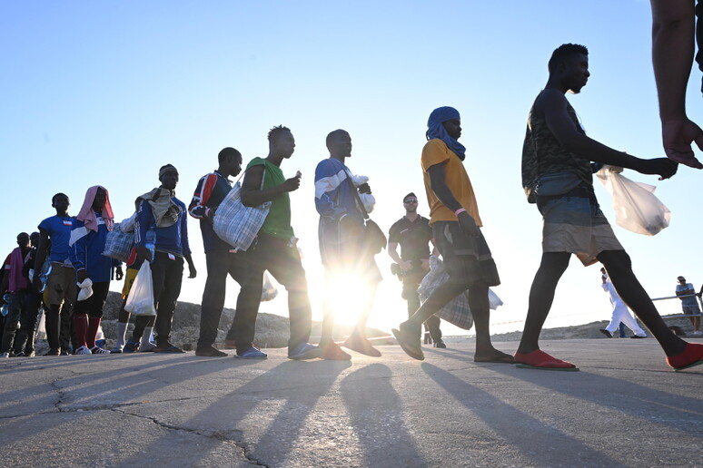 Lampedusa: Sbarcati altri 55 migranti