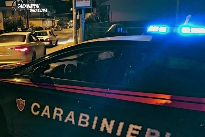 Palazzolo Acreide, Ubriaco aggredisce barista che non gli somministra da bere e si scaglia anche contro i Carabinieri: arrestato 30enne