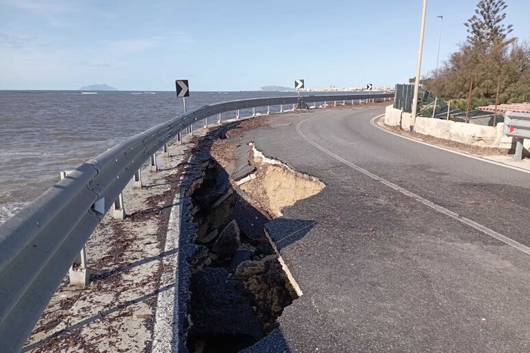 Sicilia, maltempo – Cede un tratto del lungomare sud a Marsala