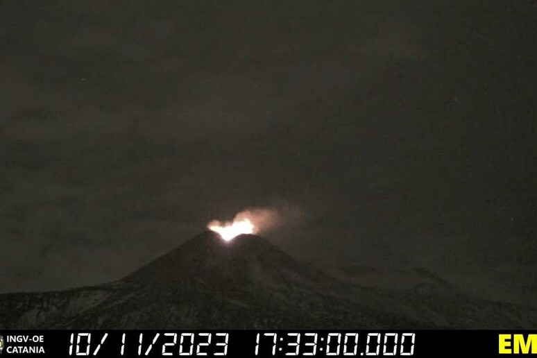 Carania, Etna: attività stromboliana dal cratere di Sud-Est