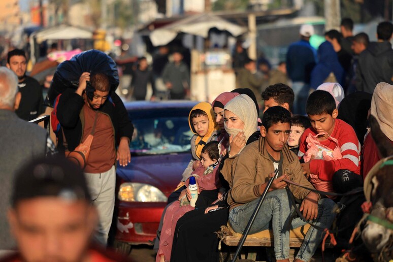 Guerra in Medio Oriente – In vigore la tregua, oggi il rilascio dei primi ostaggi. Tensione al valico di Rafah