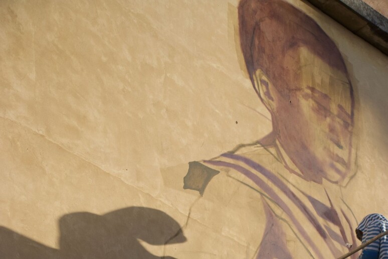Sicilia  – ‘Comiso arte pubblica’, murales sul cemento delle case popolari – Due artisti che collaborano per la prima volta insieme e i mille volti di una città