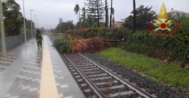 Maltempo – Interrotta la linea ferroviaria Messina-Catania-Siracusa per danni