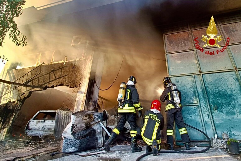 Incendio in garage nel Catanese spento da vigili del fuoco di Riposto