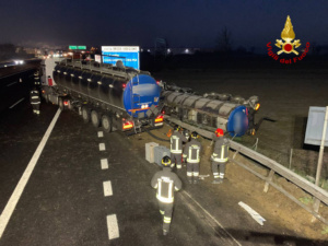 Autocisterna carica di glicerina ribaltata sulla A1: Nucleo NBCR al lavoro