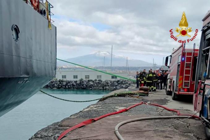 Incendio su nave al porto di Catania: intervengono I Vigili del Fuoco – Foto