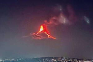 L'Etna dà spettacolo con fontana di lava e trabocchi dal Cratere di Sud-Est