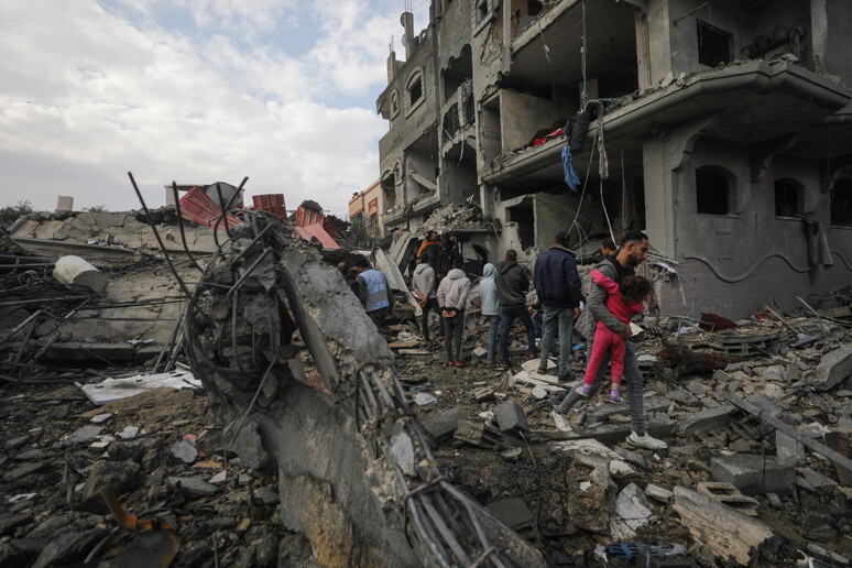Guerra in Medio Oriente – Raid aereo israeliano sul campo profughi di al-Maghazi, 70 morti Si scava tra le macerie