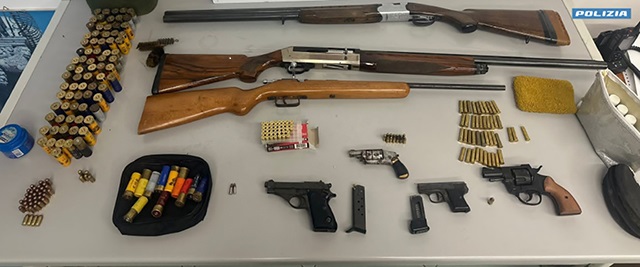 Noto, fucili, pistole e munizioni nascoste in casa: arrestato 44enne
