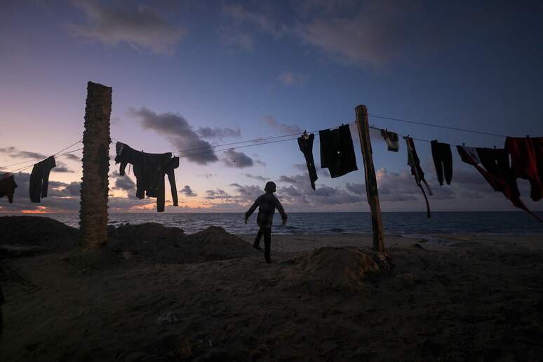 Guerra in Medio Oriente -Bombe su Gaza, 21 morti. Hezbollah, razzi verso Israele