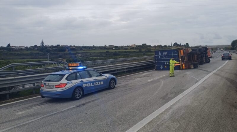 Tir si ribalta lungo  autostrada Siracusa -Gela: ferito il conducente