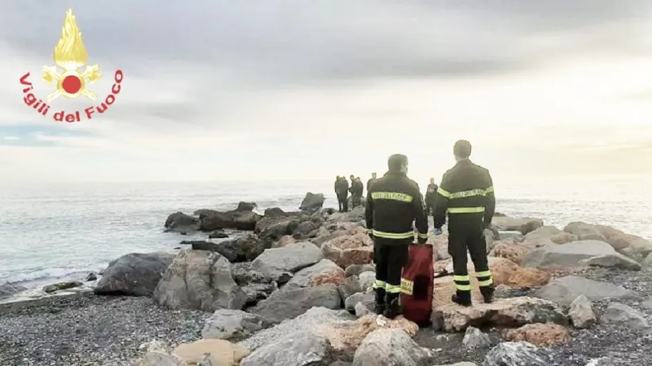 Cadavere di una giovane trovato in mare a Palermo, sul posto sono intervenuti Vigili del fuoco