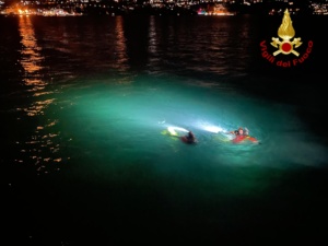 Auto nel lago di Como, recuperati i corpi di due persone