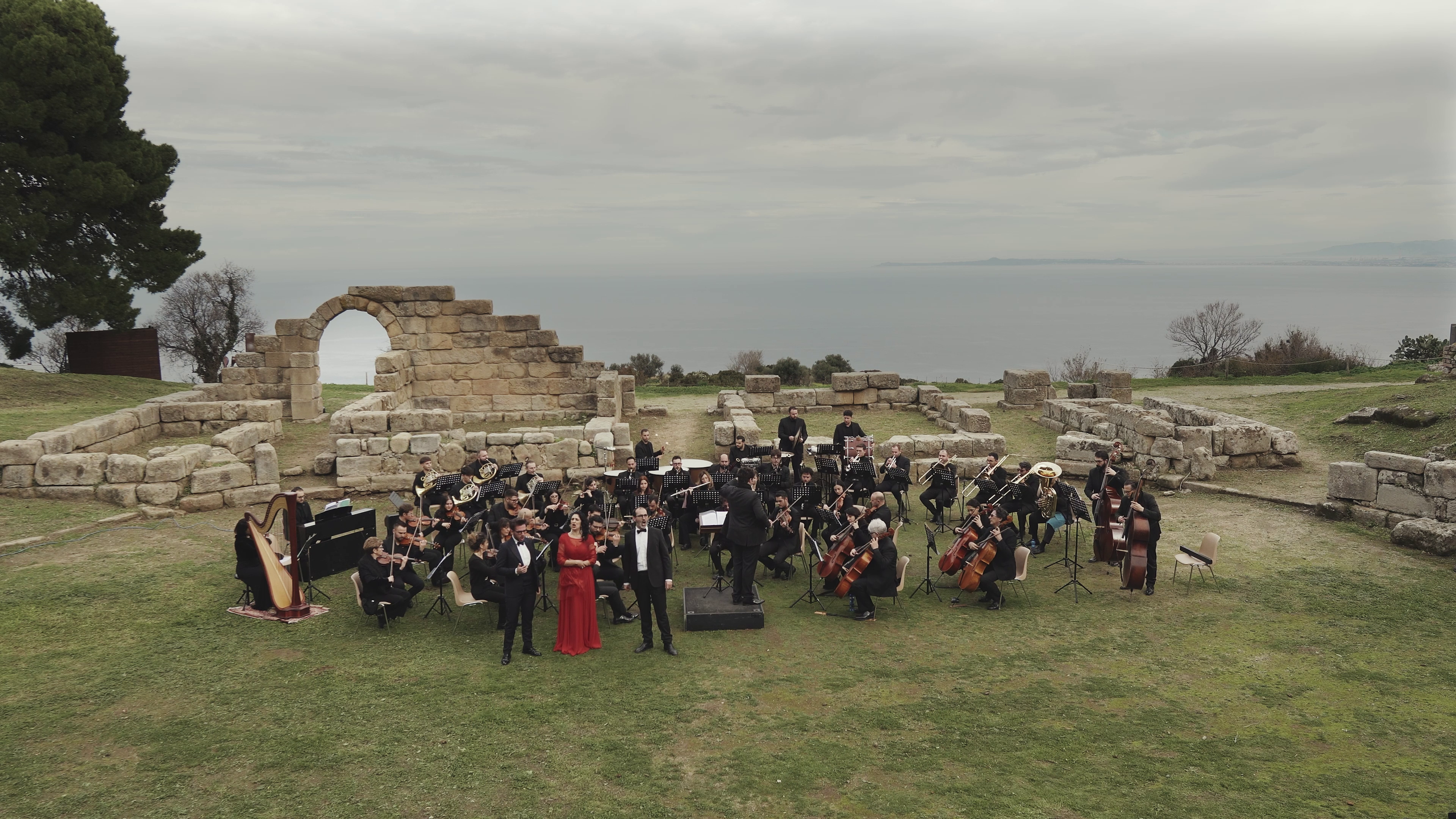 Un trionfo di luce, musica, mito: il gran concerto di capodanno al teatro greco di Tindari – video