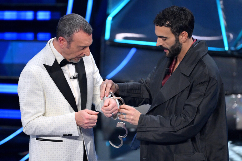 Sanremo 2024, prima serata. La mamma di Giogiò commuove l’Ariston. Mengoni emoziona, torna Ibrahimovic