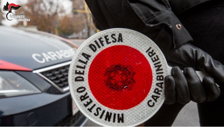 Melilli, guida senza patente e assicurazione si scaglia contro i carabinieri: denunciato