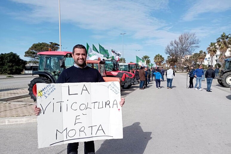 Proteste agricoltori, in oltre 150 trattori sfilano a Marsala