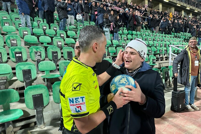 Calcio, Palermo – Como: arbitro va in tribuna e regala pallone a tifoso