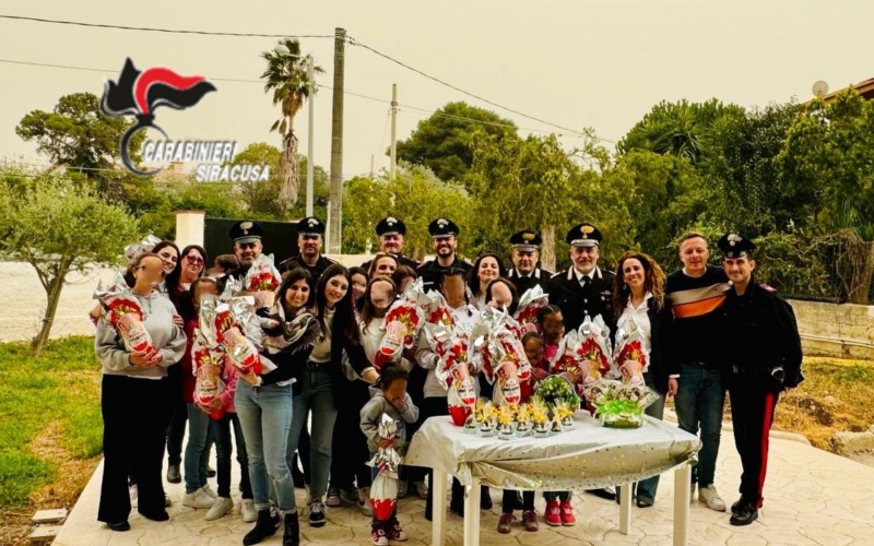 Priolo , i carabinieri donano un sorriso ai piccolo ospiti della “La casa dei bambini” con le uova di pasqua