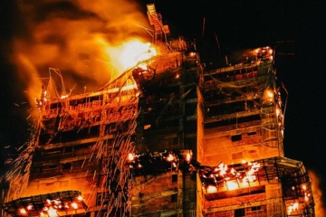 Brasile, le fiamme avvolgono un grattacielo di Recife – VIDEO