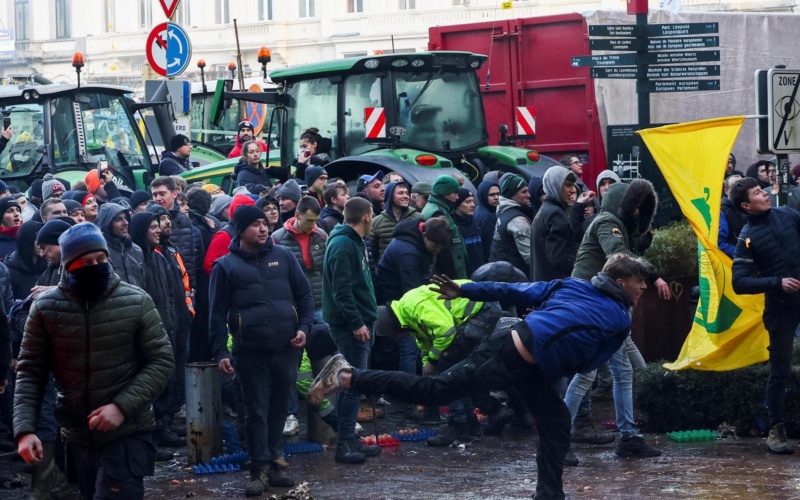 Bruxelles, ricominciano le proteste con i trattori