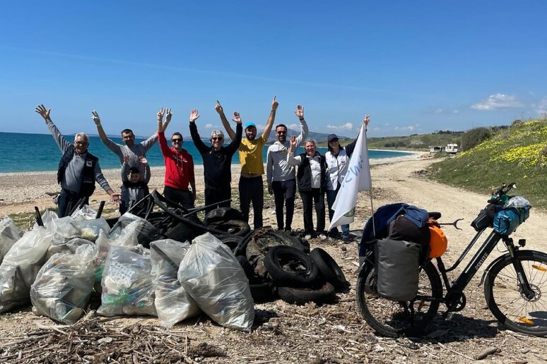 Gira l’Italia in bici, ingegnere romano raccoglie rifiuti nelle spiagge- Oggi tappa nell’Agrigentino