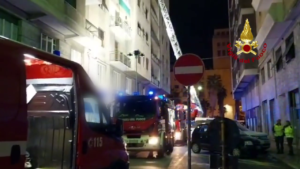 Savona, salvate due persone nell'incendio di un condominio - Video