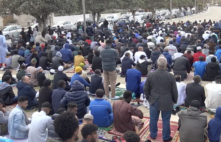 Mazara del Vallo – Cinquecento musulmani in preghiera in piazza per fine ramadan