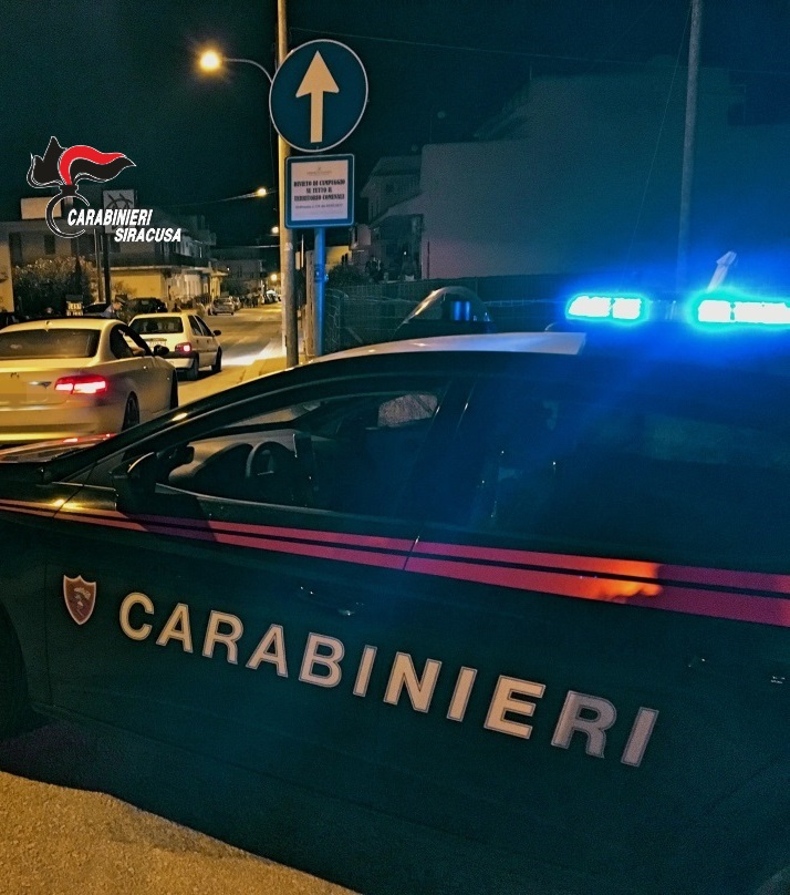 Francofonte, sorpresi a spacciare aggrediscono i carabinieri: denunciati per resistenza un uomo e una donna, segnalato tunisino