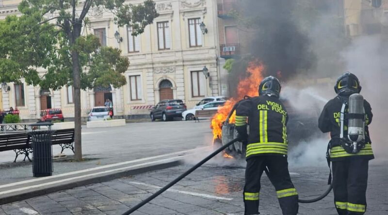 Uomo morto carbonizzato nella propria auto a Carlentini