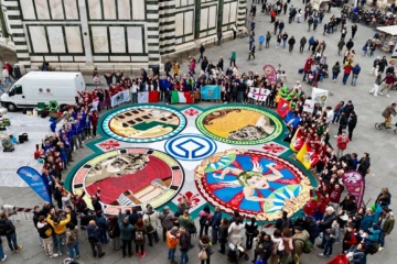 In piazza Duomo a Firenze  un tappeto monumentale realizzato con il contributo di CulturArte Noto