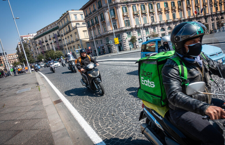 Scene da film a Napoli , ladro inseguito dai rider
