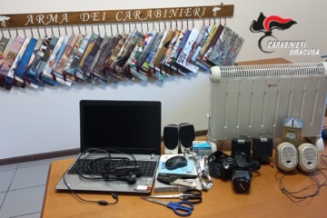 Ruba un pc e otto pass per disabili dal municipio di Canicattini Bagni, denunciato 50enne