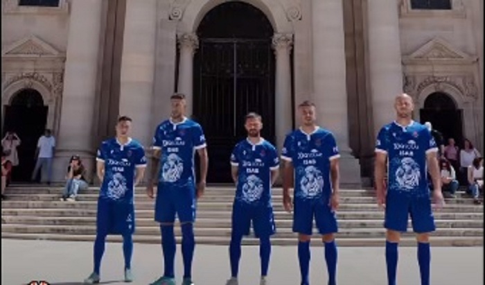Una maglietta celebrativa per i cento anni del Siracusa calcio