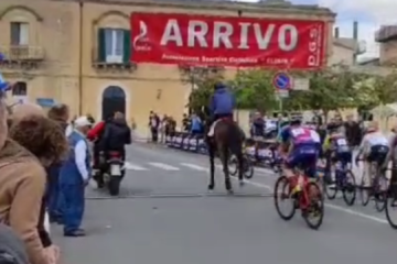 Solarino, brivido durante una gara ciclistica, un cavallo al galoppo irrompe  sul percorso: denunciate tre persone -Video