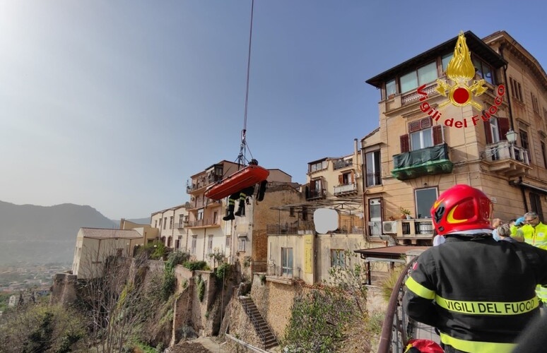 Tenta d’uccidersi lanciandosi dal belvedere di Monreale, donna salva: sterpaglie attutiscono l’impatto.