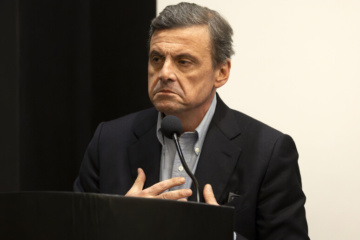 Eruzione Etna: Calenda bloccato in Sicilia per tre giorni