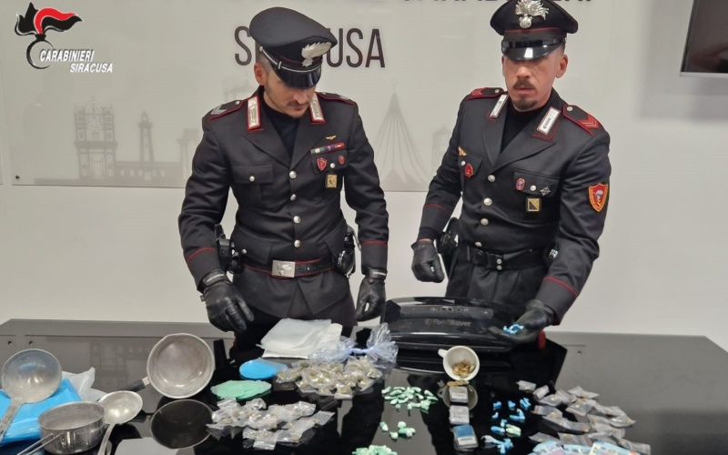 Siracusa – In una intercapedine della cucina, nascondevano droga: arrestati un 18enne e un 31enne -Video