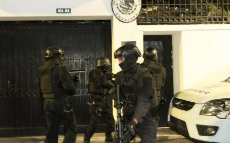Polizia Ecuadoriana irrompe nell’ambasciata Messicana: sospesi i legami diplomatici