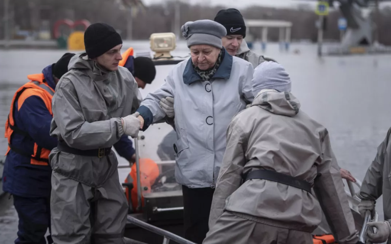 Russia e Kazakistan evacuano 100.000 persone per le inondazioni