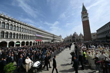 Il Papa incontra i giovani a Venezia. Per loro un messaggio: ‘Siate rivoluzionari’