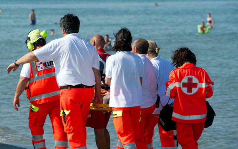 Sicilia, Turista si tuffa in mare per salvare la figlia, è grave